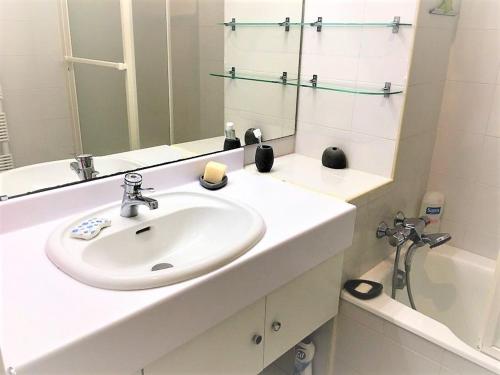 a bathroom with a sink and a mirror and a tub at Appartement Ciboure, 2 pièces, 4 personnes - FR-1-4-673 in Ciboure