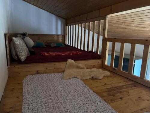 1 dormitorio con 1 cama en una habitación de madera en Hárpia Fészek, en Pécsvárad