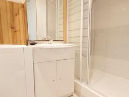 une salle de bain blanche avec un lavabo et une douche dans l'établissement Studio mezzanine proche plage et corniche vendéenne - FR-1-324-557, à Saint-Hilaire-de-Riez