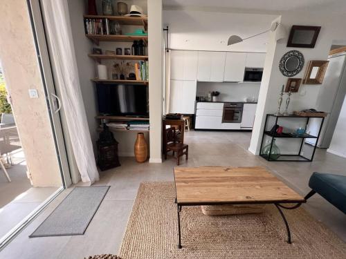 un salon avec une table et une cuisine dans l'établissement Mas 2 chambres avec piscine, tennis, parking et wifi - FR-1-726-24, à La Croix-Valmer