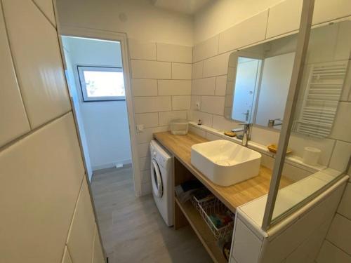 Kúpeľňa v ubytovaní Studio pied dans l'eau, grand frigo, lave-vaisselle, lave-linge, parking privé - FR-1-326-787