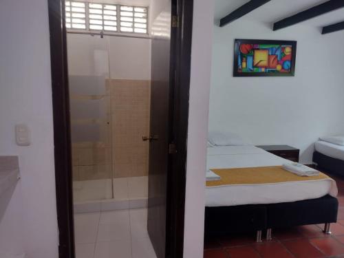 1 dormitorio pequeño con ducha y 1 cama en Hotel Playa By Marbar, en Villeta