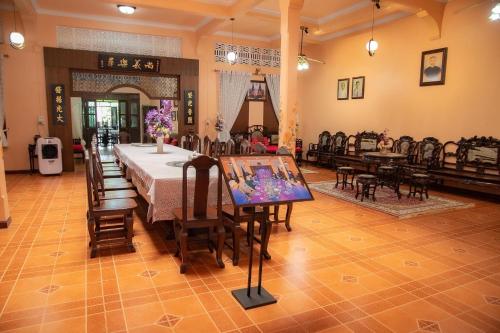 a large dining room with a table and chairs at บ้านกิจเสรี 