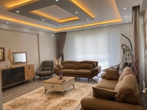 uma sala de estar com dois sofás e uma televisão em CMH em Rize