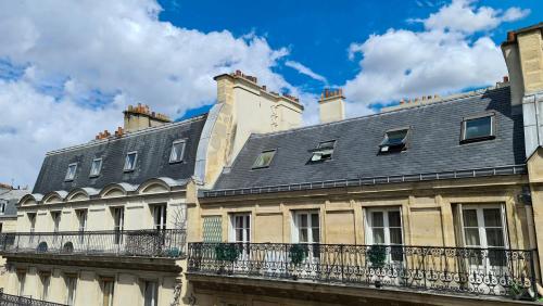 une rangée de bâtiments avec un toit gris dans l'établissement Casalionelparis : Your home in the heart of Paris, à Paris
