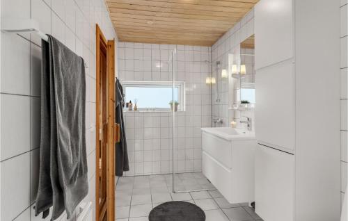 Baño blanco con lavabo y bañera en Awesome Home In lsted With Wifi, en Ølsted
