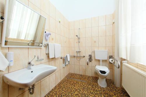 A bathroom at Hotel Blaha Lujza
