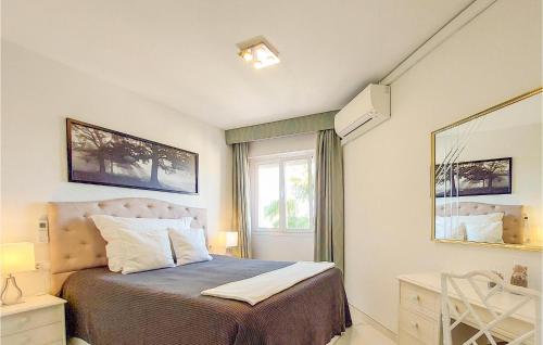 ミハスにあるCozy Apartment In Mijas With House Sea Viewのベッドルーム1室(ベッド1台、窓、鏡付)
