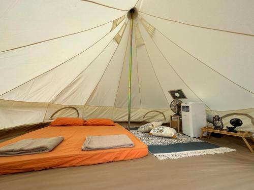 馬六甲的住宿－Beach N Breeze Glamping，帐篷内一间卧室,配有一张床