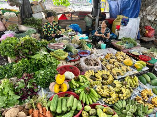 uma exposição de frutas e produtos hortícolas num mercado em Boutique Lodge Can Tho Homestay em Can Tho