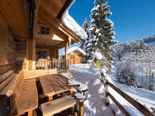 Το Chalet in St Martin with Sauna & Mountain Views τον χειμώνα