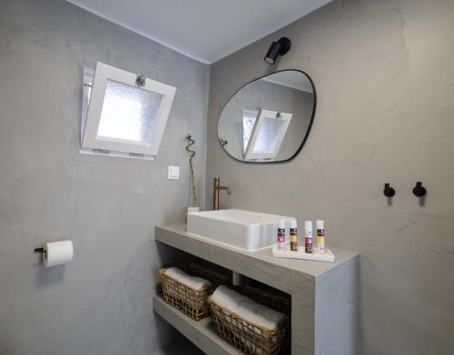 łazienka z białą umywalką i lustrem w obiekcie 30villa Rd Studio w mieście Rodos