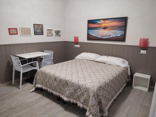 1 dormitorio con 1 cama y mesa con escritorio en Euro Hotel en Tirrenia