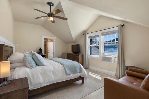 een slaapkamer met een bed en een plafondventilator bij Waterfront Inn in Gig Harbor