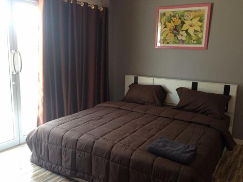 a bedroom with a large bed in a room at R2 Apartment Service in Nakhon Ratchasima