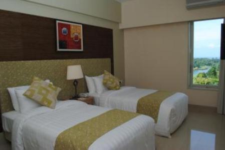 Llit o llits en una habitació de Ria Bintan Golf Club