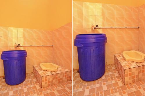 dwa zdjęcia niebieskiego kosza na śmieci w łazience w obiekcie SPOT ON 92523 Homestay Pasir Padi Permai Syariah w mieście Pangkal Pinang