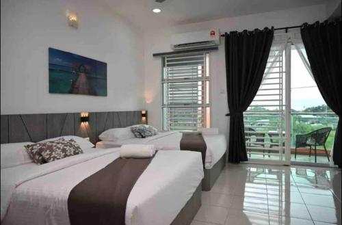 sypialnia z 2 łóżkami i balkonem w obiekcie Casa Le Deer 鹿小居 w mieście Kuah