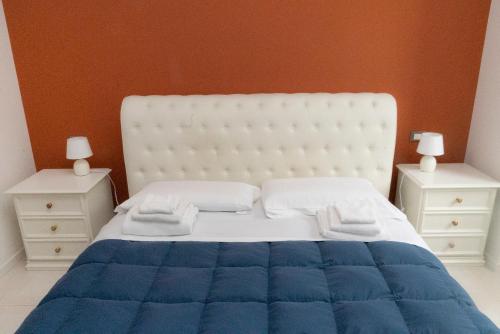 - un lit avec une couverture bleue et 2 tables de chevet dans l'établissement Flaminio New Apartment, à Rome