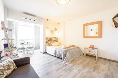 ベナルマデナにあるCozy Flat Manuela Costa del Solのベッドルーム1室(ベッド1台、テーブル付)