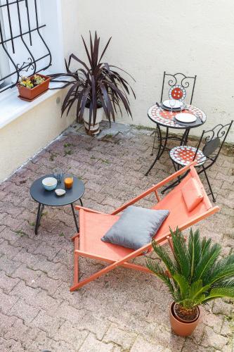 d'une terrasse avec deux tables, deux chaises et une table. dans l'établissement LA TERRASSE - FIBRE - PARKING GRATUIT - Proche écoles et entreprises, à Orsay