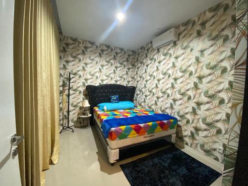 1 dormitorio con 1 cama en una habitación en RSY GUEST HOUSE Argopuro, en Berpodak