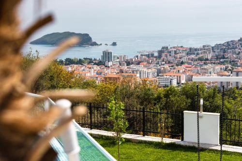 een balkon met uitzicht op de stad bij Hotel Reset in Budva