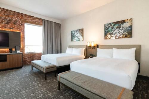 Una cama o camas en una habitación de Columbus Marriott