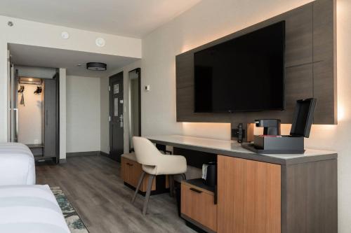 Una cama o camas en una habitación de Columbus Marriott