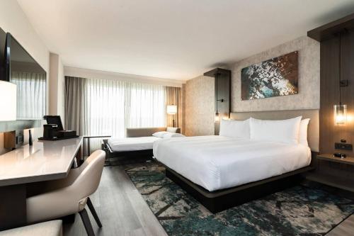 Una cama o camas en una habitación de Columbus Marriott
