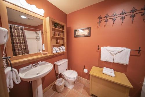 La salle de bains est pourvue de toilettes, d'un lavabo et d'un miroir. dans l'établissement Expedition Station 8589, à Keystone