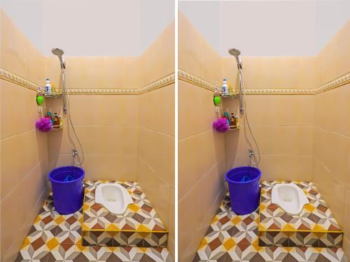 dois WC numa casa de banho com dois baldes em SPOT ON 92538 Joyoakis Homestay Syariah em Nagoya
