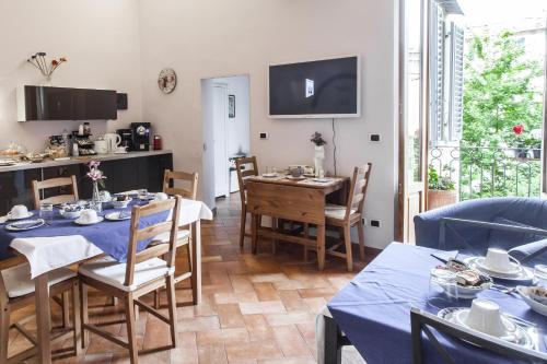 a dining room with a table and chairs and a kitchen at Chez Moi B&B in Florence