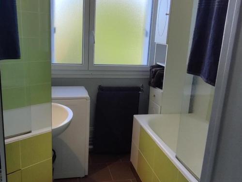 uma casa de banho com um lavatório, uma banheira e um WC. em Chambre Chez l'habitant - Chez Fab em Alençon