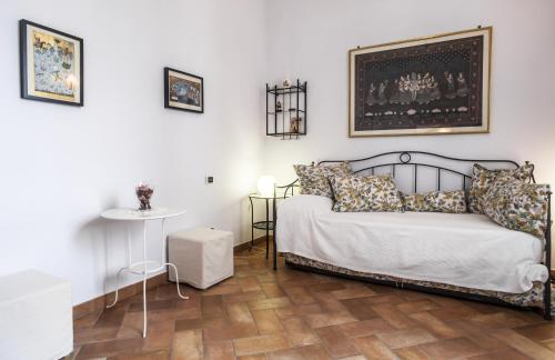 1 dormitorio con 1 cama y 1 mesa en Chez Moi B&B, en Florencia