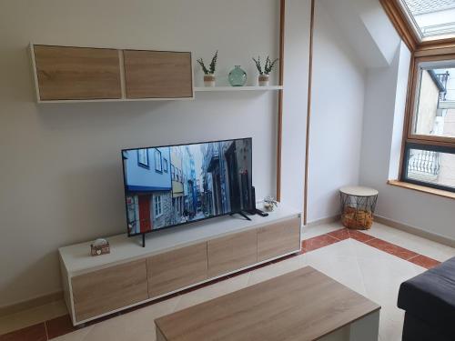 ein Wohnzimmer mit einem großen Flachbild-TV in der Unterkunft Miramar in Viveiro