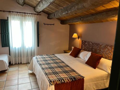 Hotel Rural Castillo de Biar Finca FANECAES tesisinde bir odada yatak veya yataklar