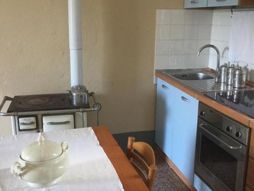 - une cuisine avec une table et un bol dans l'établissement Rosa'villa 9, à Murazzano