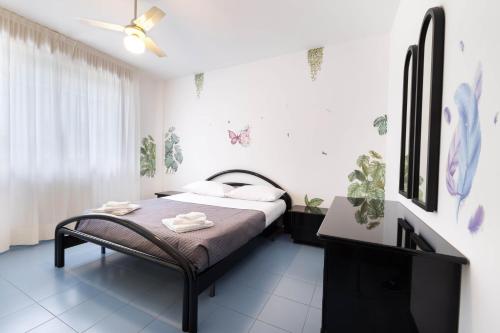 リッチョーネにあるWe Home - CASOLI View 11 Riccioneのベッドとタオル2枚のある寝室
