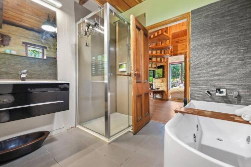 y baño con ducha, lavabo y bañera. en Blerick Country Retreat en Neerim South