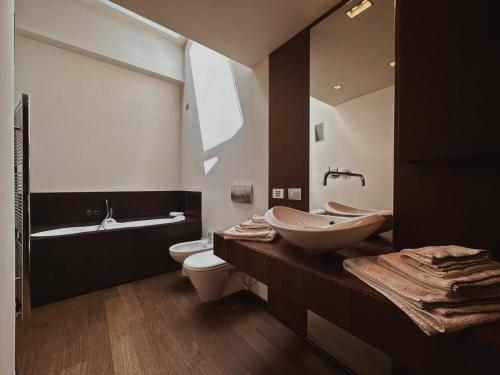 Ένα μπάνιο στο Casa Cavour Lecco - Downtown Design Penthouse