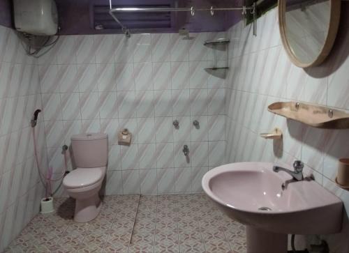 Sweet Pea Hostel في بالابيتييا: حمام مع مرحاض ومغسلة