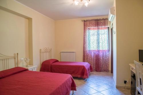 1 Schlafzimmer mit 2 Betten und einem Fenster in der Unterkunft L'Infinito in Carbognano