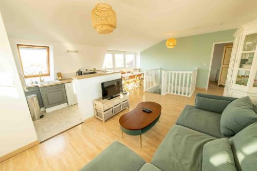 un salon avec un canapé et une table dans l'établissement Hyper centre - duplex 73m2 au dernier étage, à Le Touquet-Paris-Plage
