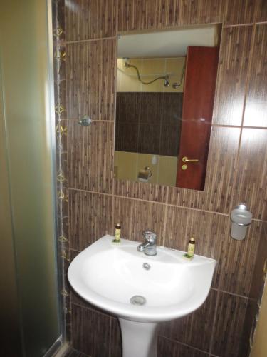 Bilik mandi di Fantasy Apartments Saint Constantine and Helena Resort