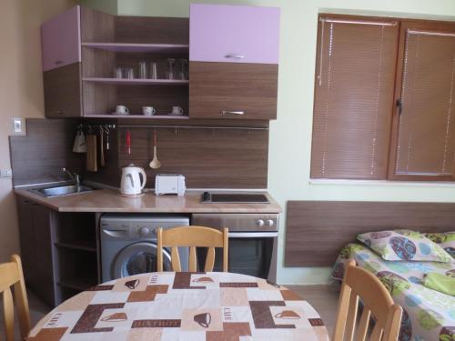 Dapur atau dapur kecil di Fantasy Apartments Saint Constantine and Helena Resort
