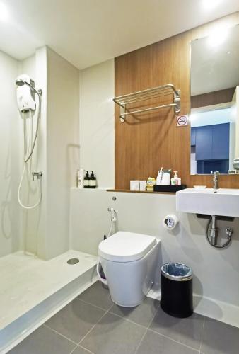 Bilik mandi di Blossom Sathorn Hospitality （曼谷高端酒店公寓）