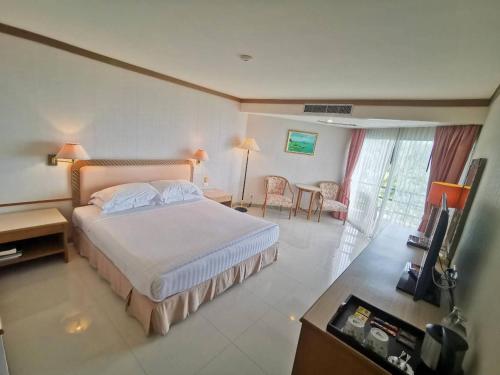 Postel nebo postele na pokoji v ubytování Khanom Golden Beach Hotel