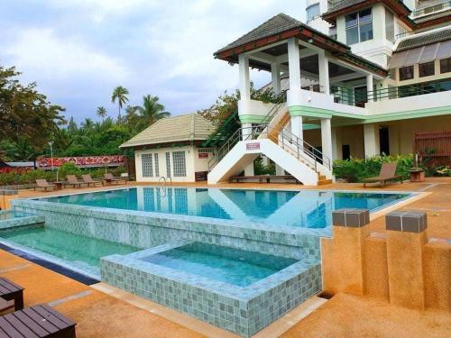 ein großer Pool vor einem Haus in der Unterkunft Khanom Golden Beach Hotel in Khanom