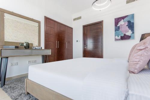 Cama ou camas em um quarto em Icon Casa Living - Downtown Burj Views Towers